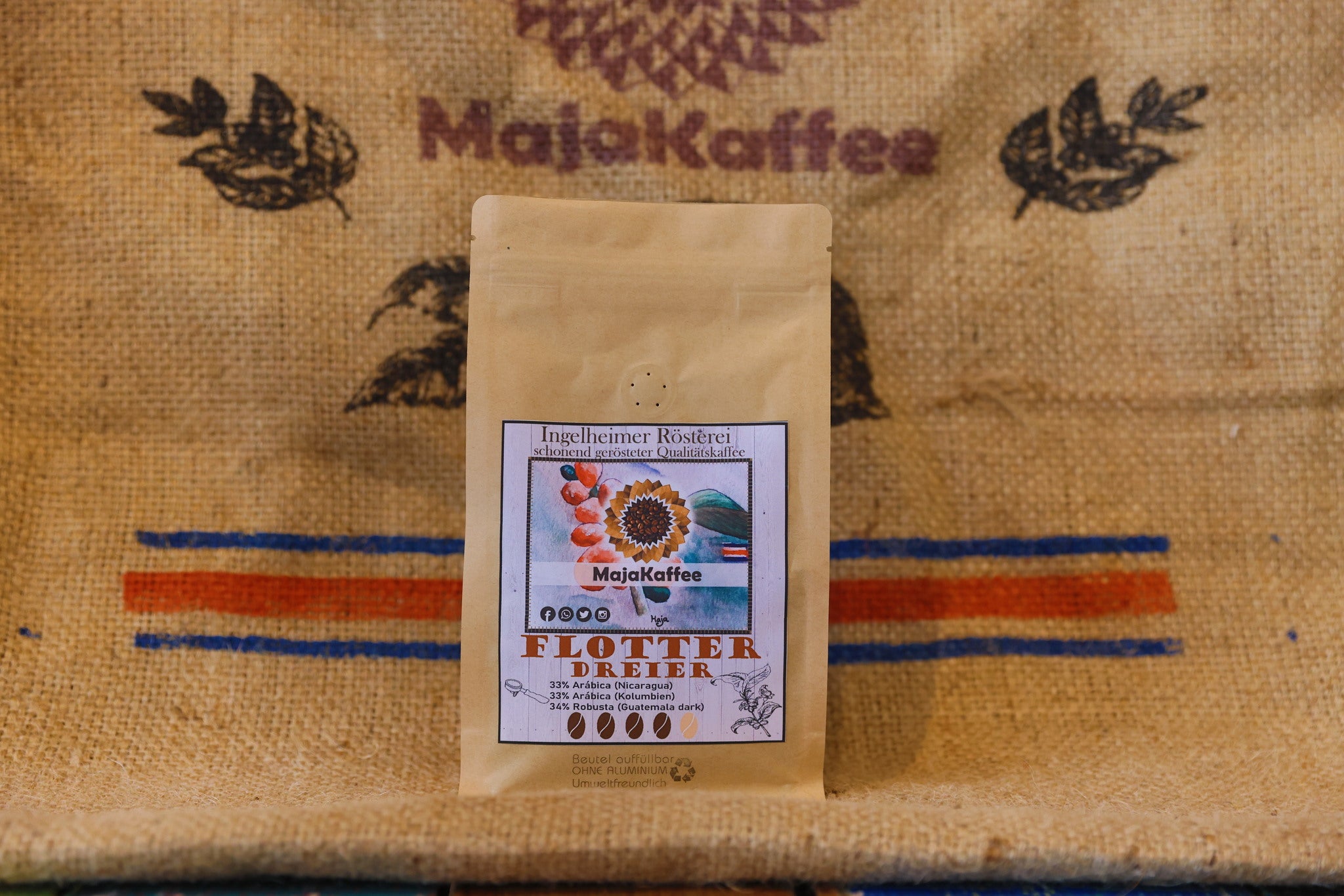 Photo of MajaKaffee Espresso "Flotter Dreier Blend", 33% Arábica (Nicaragua) & 33% Arábica (Kolumbien) & 34% Robusta